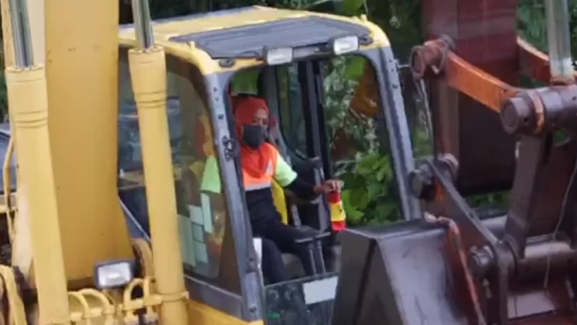 Kisah Rani, Wanita Tangguh Operator Ekskavator yang Suka Bersihin Sungai Jakarta
